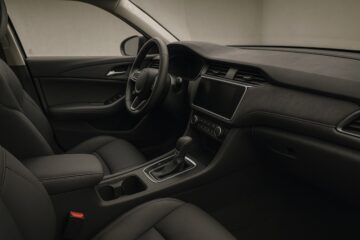 Interno moderno di un’auto silenziosa, simbolo del comfort ottenuto con un’insonorizzazione efficace.