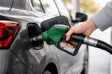 Rifornimento auto con pistola carburante alla stazione di servizio