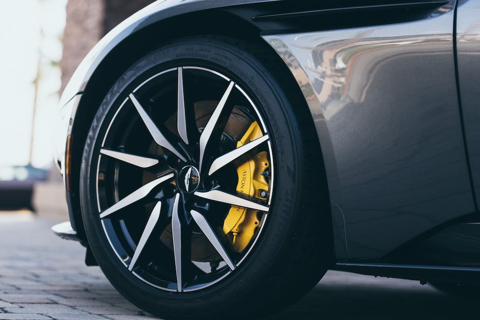 Aston Martin DBX - SUV sportivo potente e lussuoso con design elegante ed audace, interni lussuosi e prestazioni eccezionali.