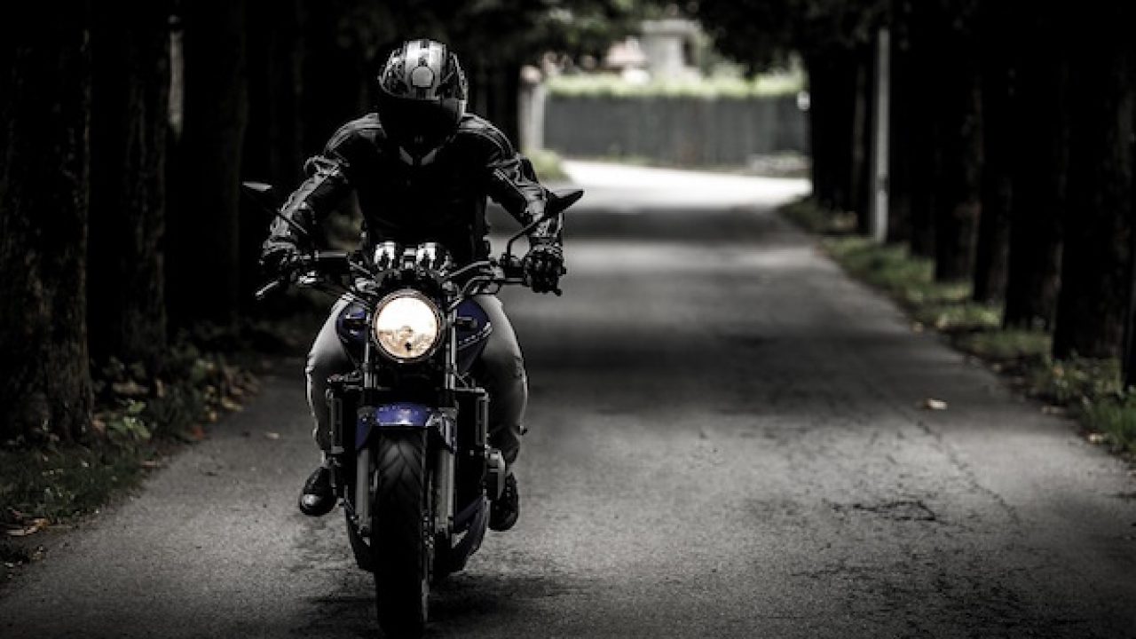 Come ascoltare musica in moto - La tua auto