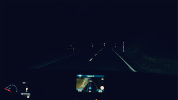 guida al buio notte