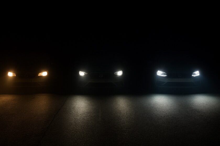 Differenze visive tra fari alogeni, xenon e LED accesi su strada