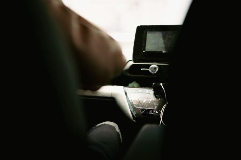 App per apertura auto su smartphone visualizzata all’interno di un’auto moderna