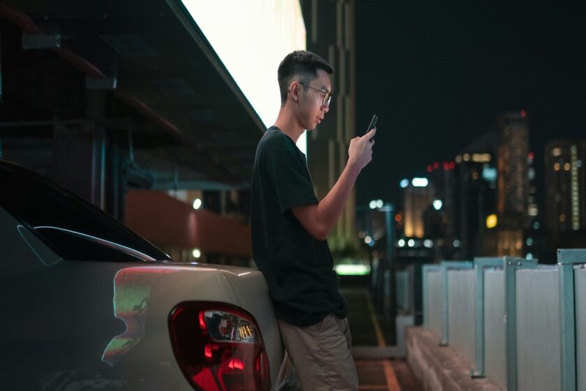 Smartphone che apre un’auto moderna tramite chiave digitale NFC