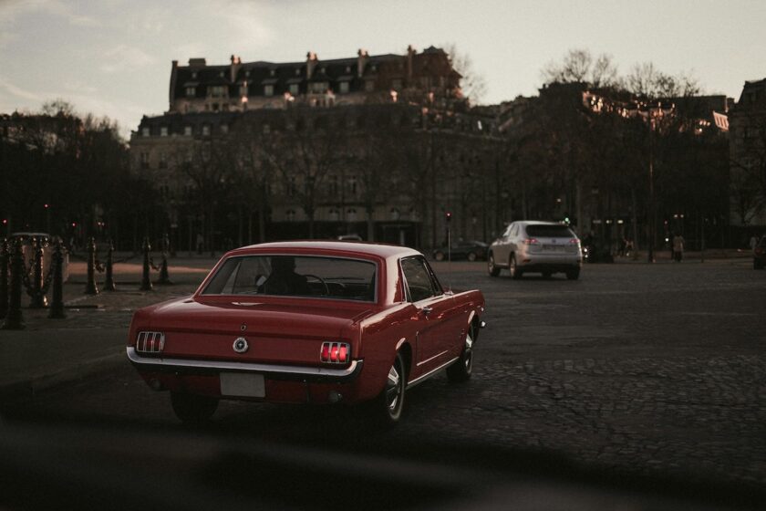 Auto d’epoca rossa in viaggio su una strada di campagna