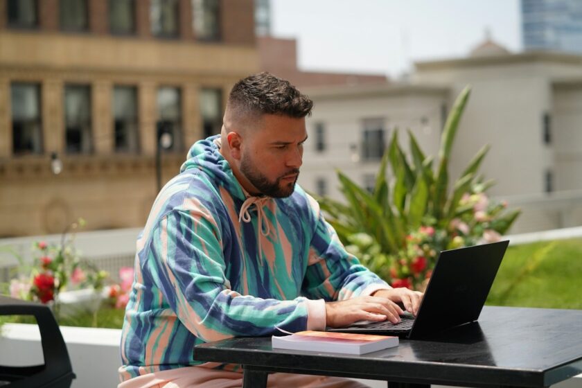 Uomo consulta offerte di auto da laptop – acquisto digitale