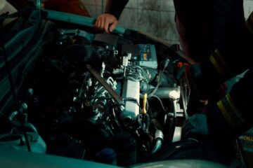 Uomo controlla il livello del liquido refrigerante nel motore dell’auto