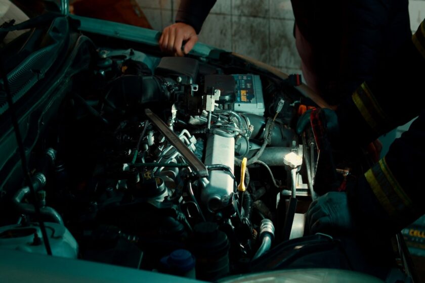 Uomo controlla il livello del liquido refrigerante nel motore dell’auto