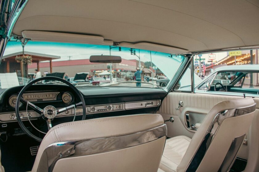 Dettaglio del cruscotto in legno di un’auto d’epoca
