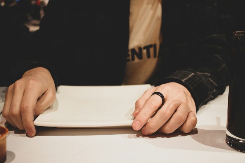 Cliente firma contratto per acquistare auto usata con bonus statale 2025
