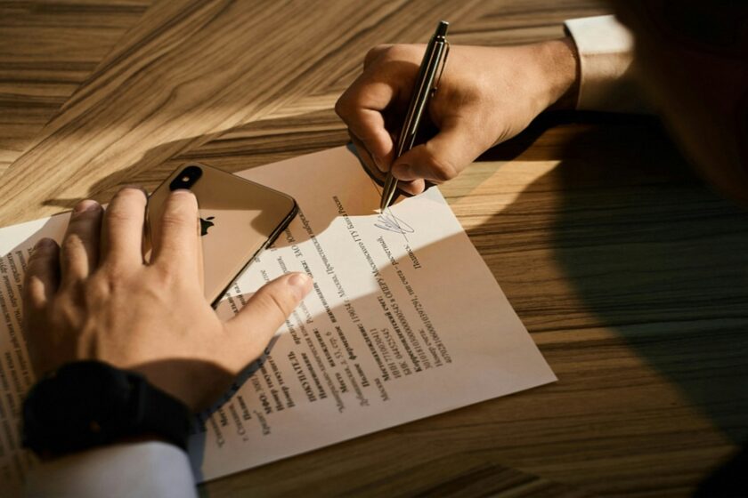 Firma di un contratto per l’acquisto di un’auto
