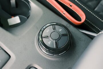 Pulsante del freno di stazionamento elettronico in un’auto moderna
