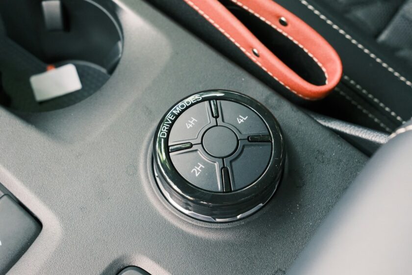 Pulsante del freno di stazionamento elettronico in un’auto moderna