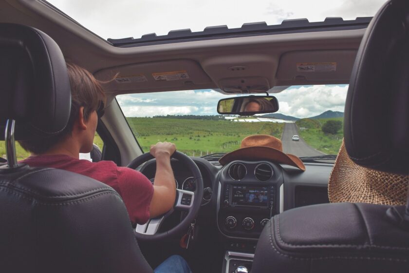 Famiglia a bordo di un pick-up omologato M1 su strada di campagna, uso privato e comfort