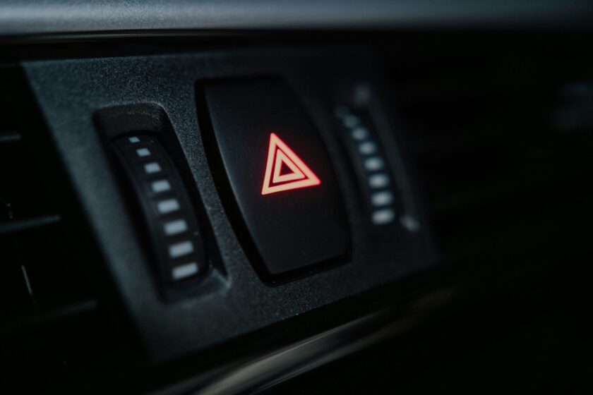 Spia del freno elettronico accesa su cruscotto digitale di un’auto moderna