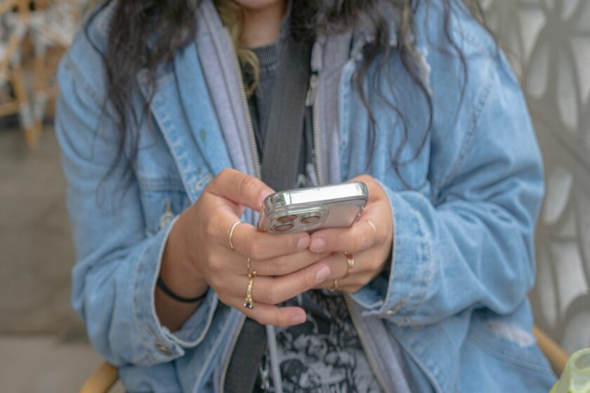 Donna che studia per la patente B usando un’app sul cellulare