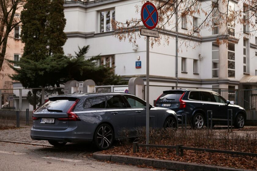 Auto tedesca compatta parcheggiata davanti a un edificio, esempio di utilitaria economica usata