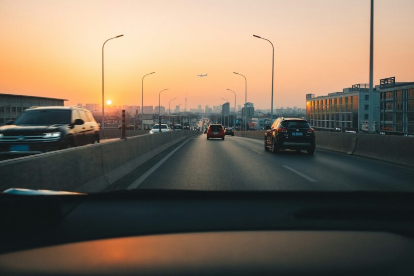 Auto compatta con trazione anteriore su strada urbana