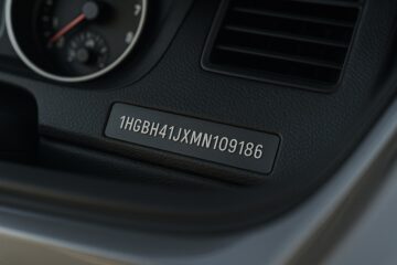 Vista ravvicinata del cruscotto di un’auto con numero di telaio visibile attraverso il parabrezza