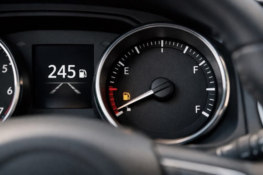 Indicatore carburante e autonomia residua sul cruscotto dell’auto