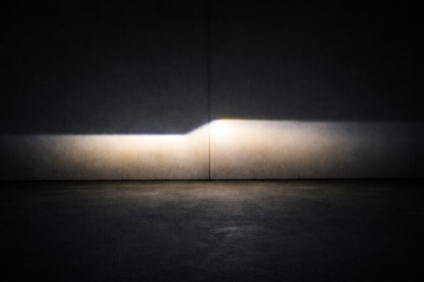 Fascio fari su muro con linea di cutoff netta, tipica dei proiettori auto