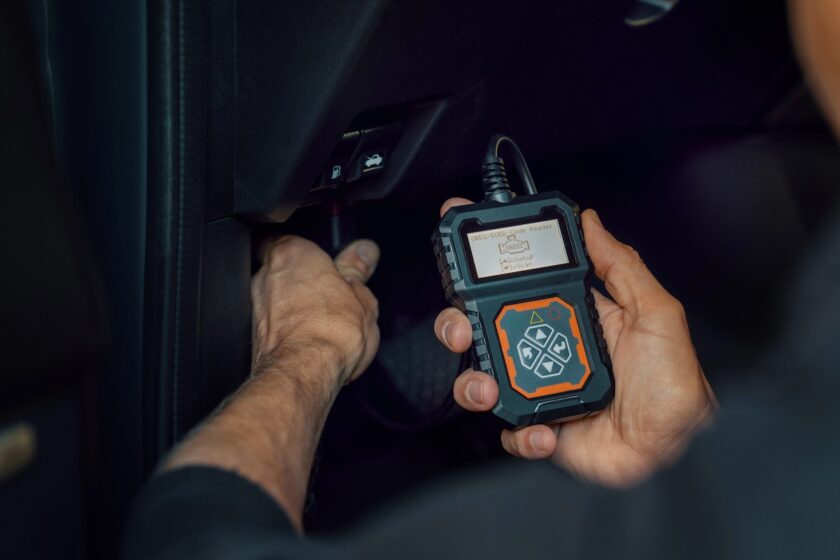 Scanner diagnostico OBD in officina collegato all’auto per leggere i codici errore
