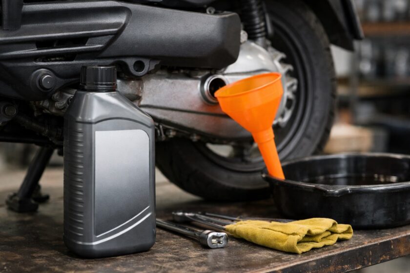 Flacone olio e imbuto per rabbocco, controllo livello olio su scooter