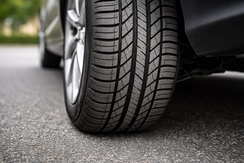 Dettaglio battistrada pneumatico auto, controllo grip e sicurezza su strada