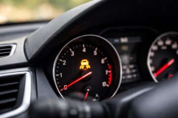 Spia ESP o controllo trazione accesa sul cruscotto, segnale di perdita aderenza