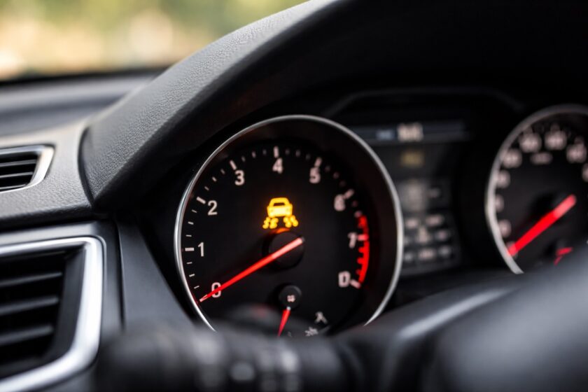 Spia ESP o controllo trazione accesa sul cruscotto, segnale di perdita aderenza