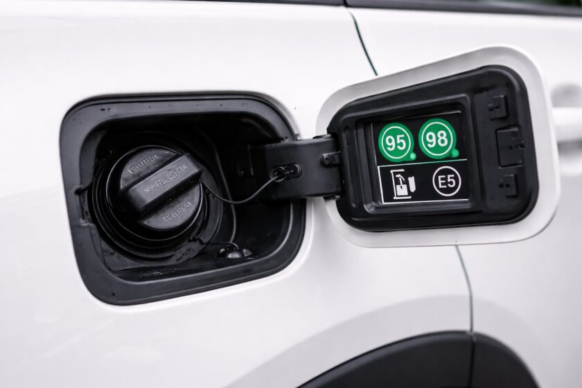 Sportellino carburante aperto con indicazioni 95/98 per scegliere la benzina