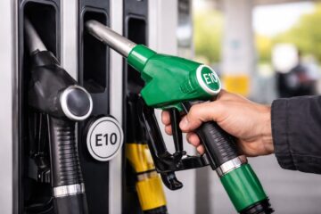 Etichetta E5/E10 su colonnina benzina durante il rifornimento