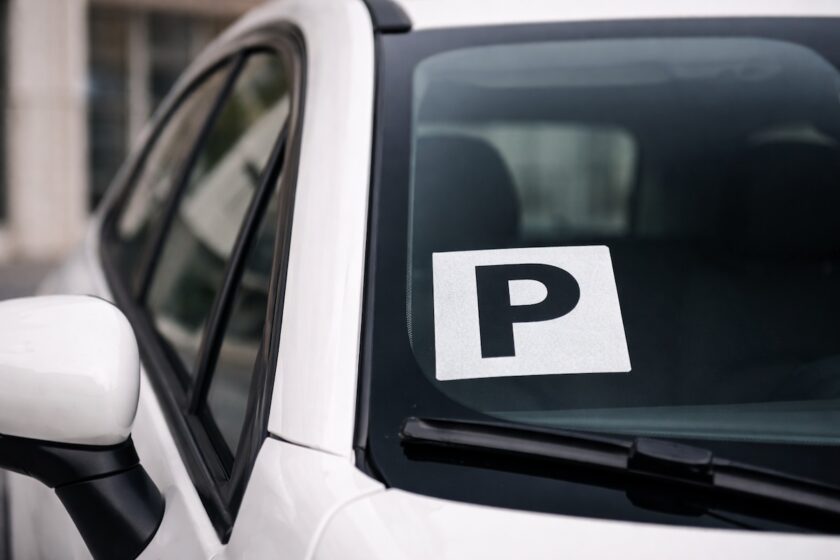 Contrassegno P di principiante sul parabrezza in posizione visibile