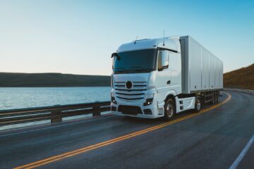 Camion su strada: guida informativa sui costi della patente camion in Italia
