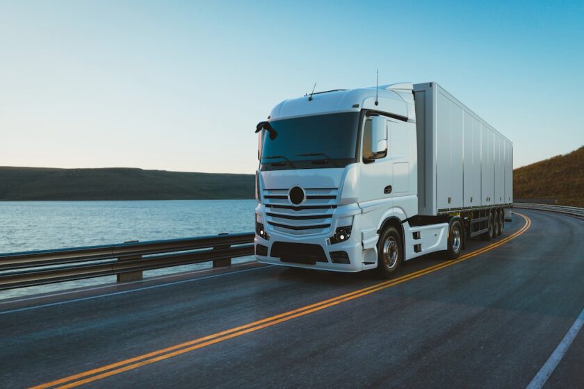 Camion su strada: guida informativa sui costi della patente camion in Italia