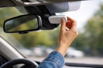 Come posizionare il Telepass: applicazione corretta dietro lo specchietto retrovisore