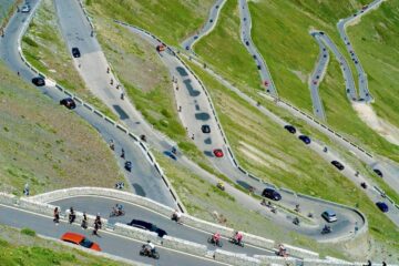 passo dello stelvio in auto tra i tornanti