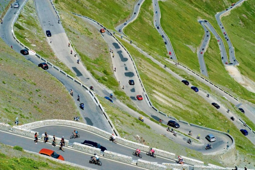 passo dello stelvio in auto tra i tornanti