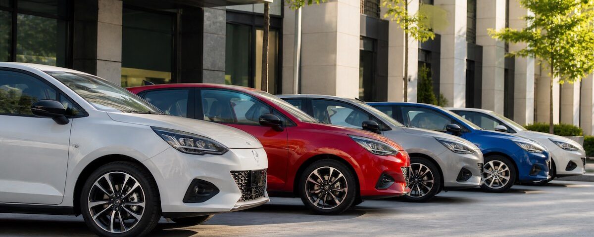 diverse auto compatte moderne parcheggiate in ambiente urbano