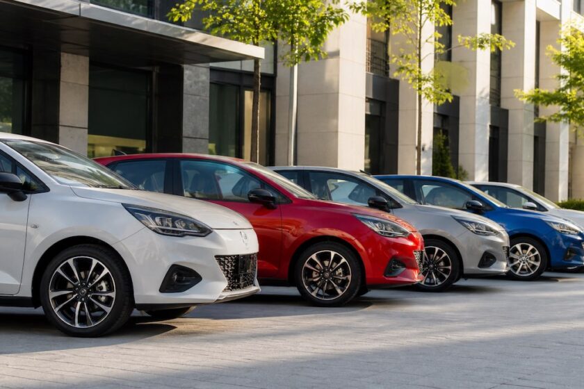 diverse auto compatte moderne parcheggiate in ambiente urbano
