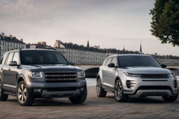 confronto tra due suv premium con design moderno e linee squadrate in contesto urbano
