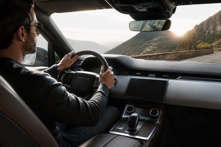 interni di suv premium con conducente alla guida e cruscotto elegante