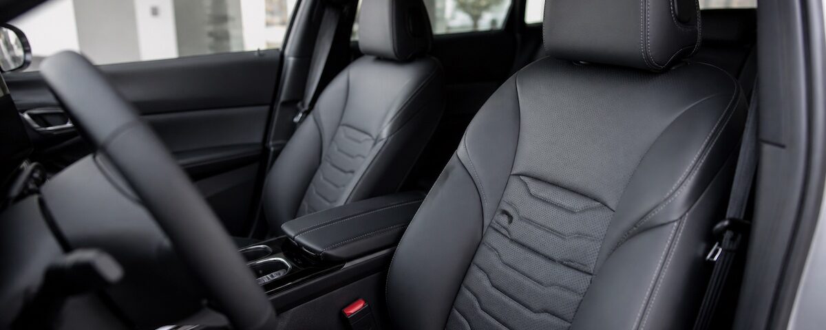 interni auto con sedili rifoderati in pelle e finiture eleganti