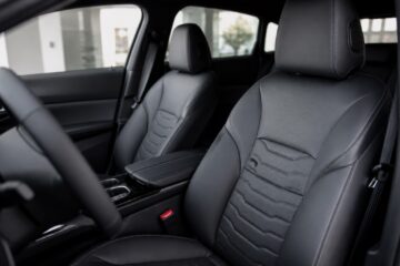 interni auto con sedili rifoderati in pelle e finiture eleganti