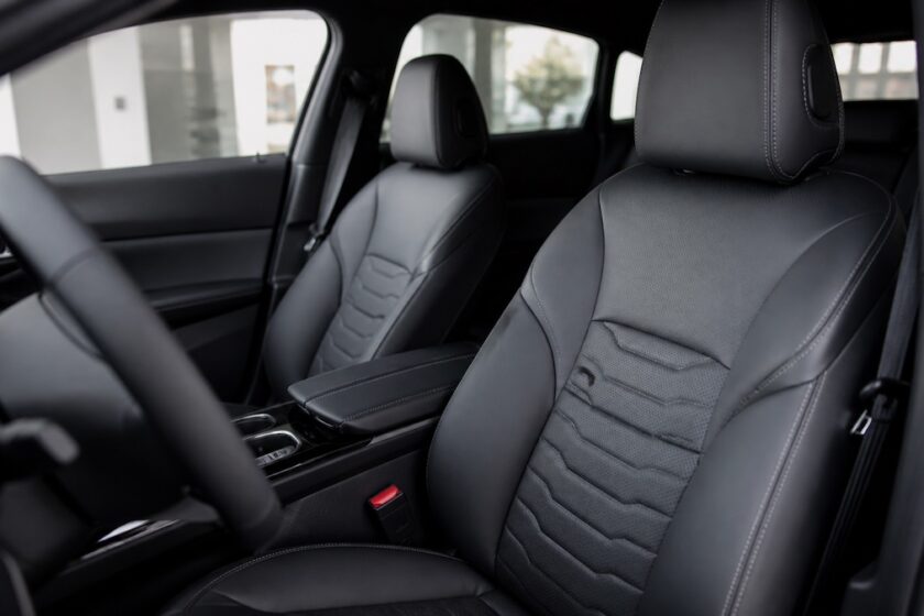 interni auto con sedili rifoderati in pelle e finiture eleganti