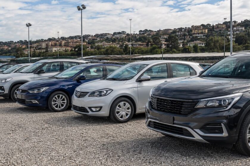 Fila di auto usate in vendita in un piazzale di concessionaria