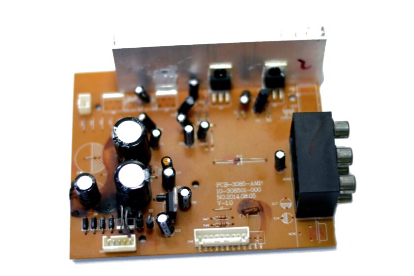 Componenti per impianto audio auto con subwoofer, amplificatore e altoparlanti su banco da lavoro