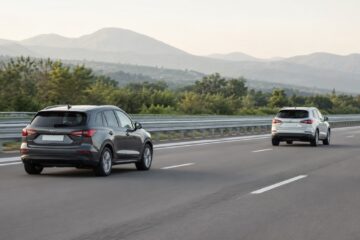 Due auto che mantengono la distanza di sicurezza su strada