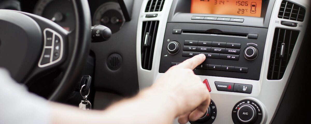 Interno auto moderno con sistema multimediale e altoparlante per guida sui migliori impianti audio auto