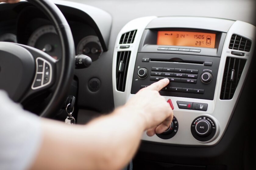 Interno auto moderno con sistema multimediale e altoparlante per guida sui migliori impianti audio auto